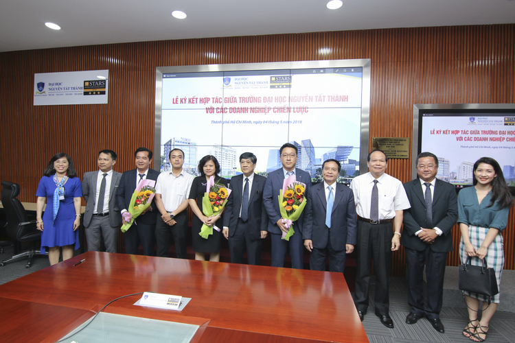 ​ ĐH Nguyễn Tất Thành, VPBank, Hoa Sen Group và Vân Khánh Corp. hợp tác nâng cao chất lượng đào tạo.  Click and drag to move ​