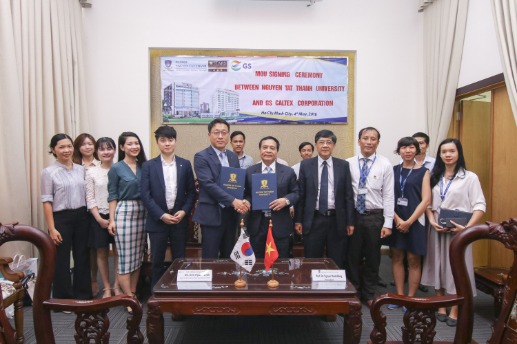 ​ ĐH Nguyễn Tất Thành, VPBank, Hoa Sen Group và Vân Khánh Corp. hợp tác nâng cao chất lượng đào tạo.  Click and drag to move ​