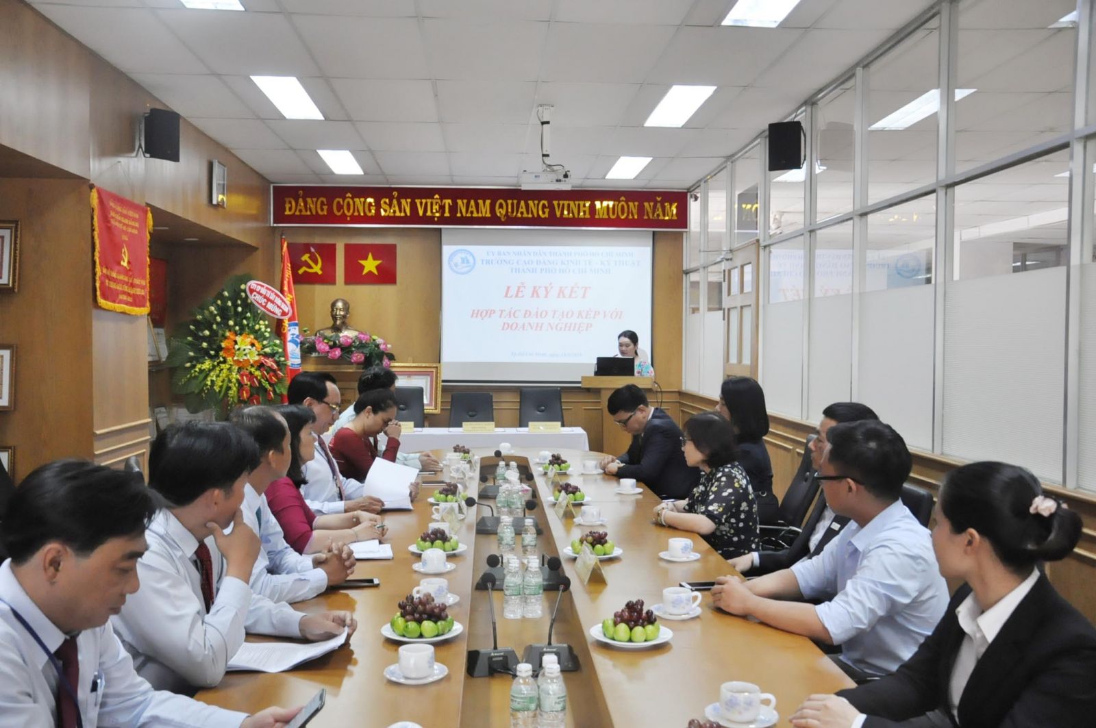 Lễ ký kết Hợp tác “Đào tạo kép” giữa Trường CĐ Kinh Tế - Kỹ Thuật TP. Hồ Chí Minh và Doanh nghiệp.